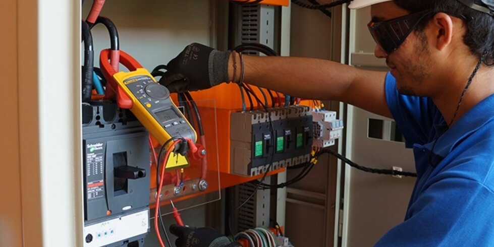 INSTALACIONES ELÉCTRICAS INDUSTRIALES Y RESIDENCIALES